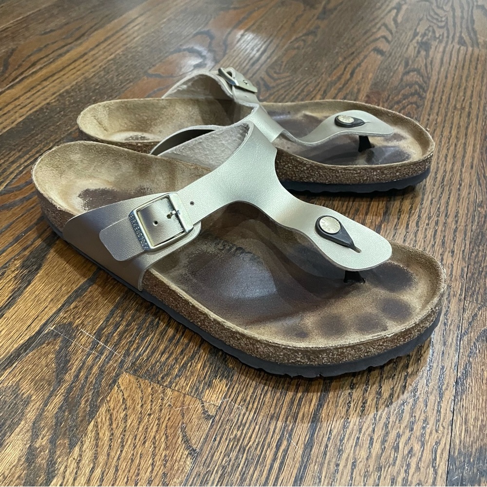BIRKENSTOCK Gizeh Gold Leather Strap Slip On Sandals